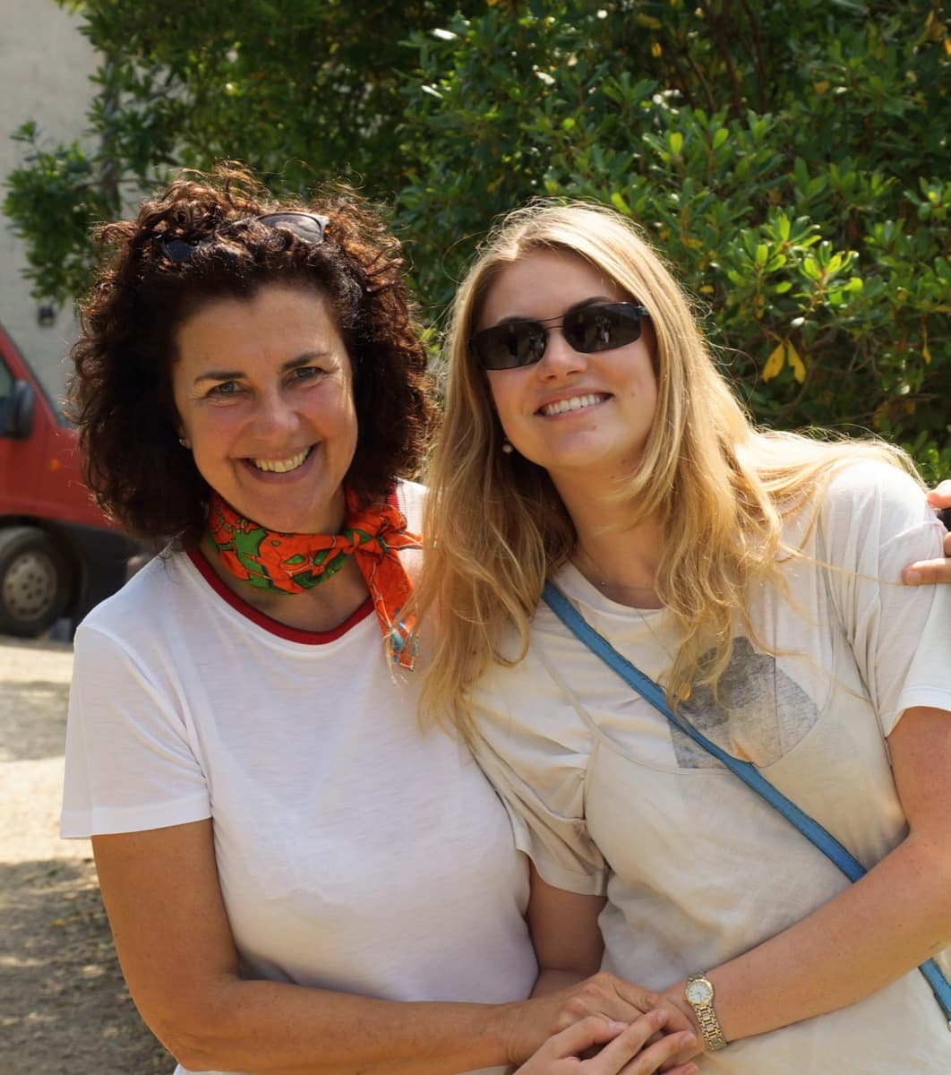 Roberta ed Eleanor, due delle socie fondatrici, in tenuta